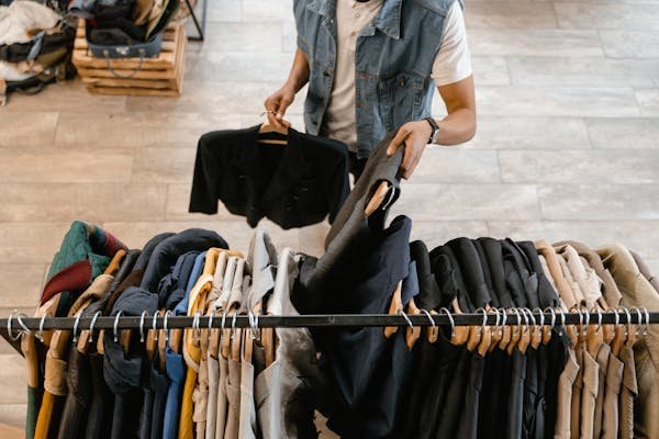 Cintres pour vestes : alliez qualité et style dans votre boutique
